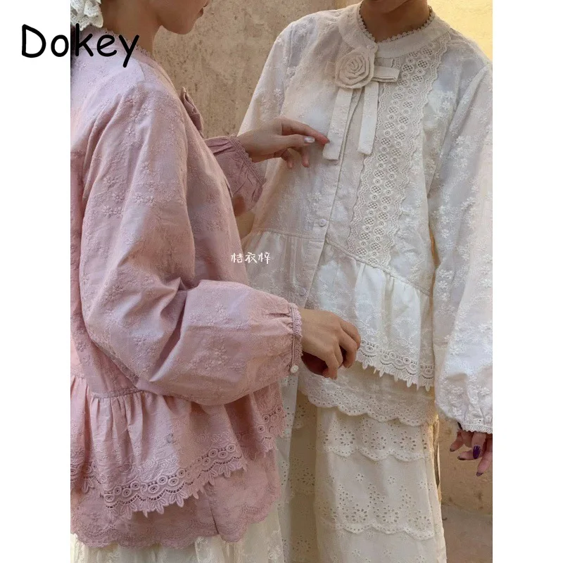 

Белая хлопково-льняная рубашка в стиле Mori Girl для женщин, милая блузка с воротником Питер Пэн, кружевными оборками, кавайная, с японской вышивкой, с длинными рукавами