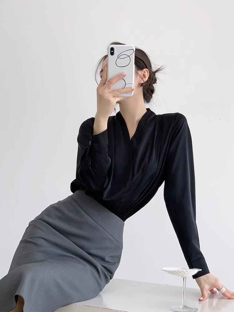 

Черная атласная базовая рубашка для женщин: новая модель осень-зима, ранняя весна, V-образный вырез, для многослойных образов, профессиональная рабочая одежда, прямой крой