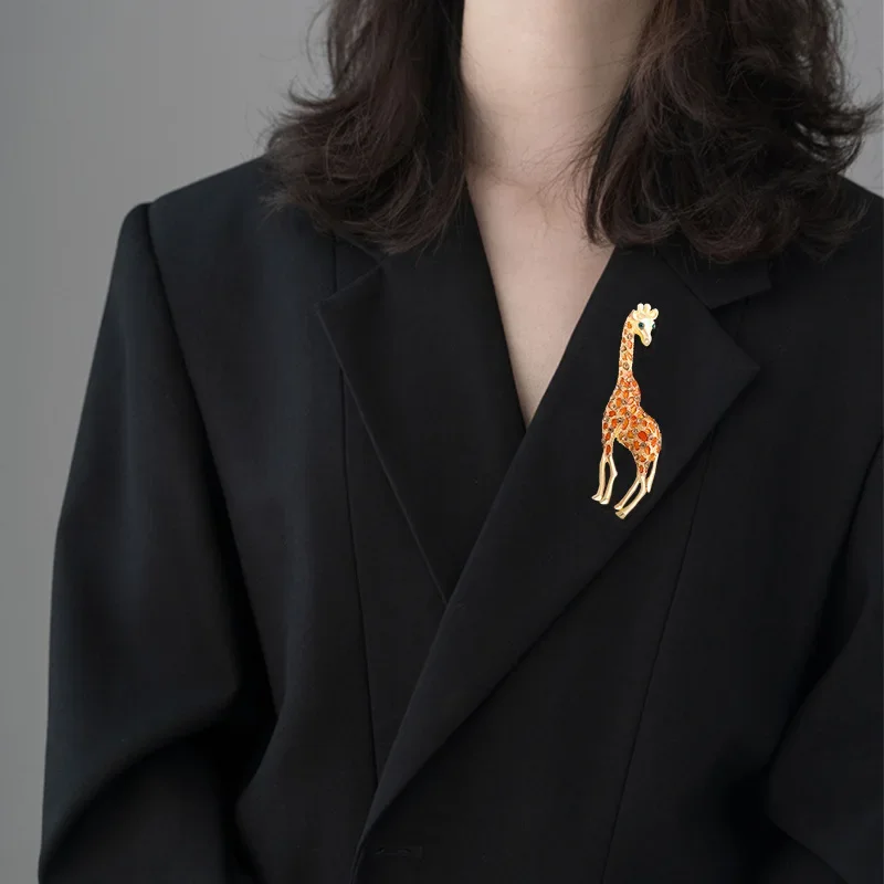 Fashion Alloy Full Rhinestone Giraffe Brooch Women Girls Clothing Retro Creative Design Pin Shining Boutique Suit Accessories
