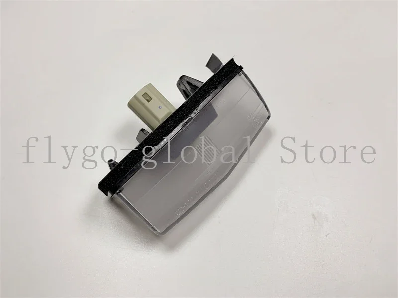 

Suitable for the rear license plate lights of the 05-17 REIZ 05-20 Crown verso RAV4 Vios Yaris