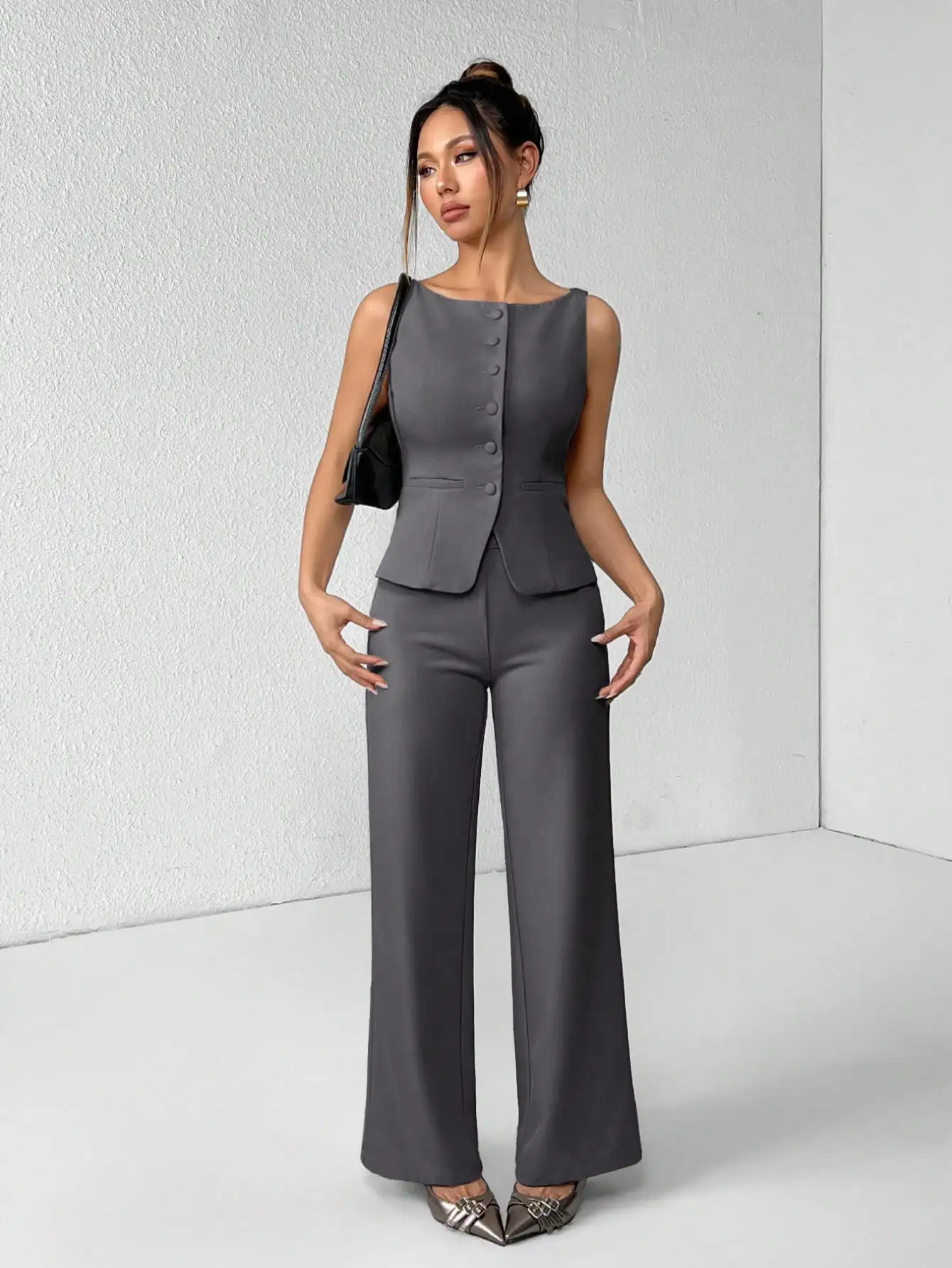 

Женский костюм из двух предметов: однотонный жилет без рукавов с застежкой на пуговицы и широкие брюки для офиса и повседневной носки