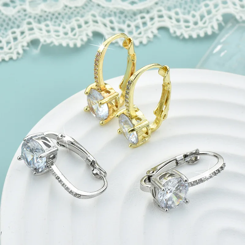 Nuovissimi orecchini con gancio per l'orecchio a quattro punte tempestati di diamanti in oro dal design di nicchia per donne alla moda e creative