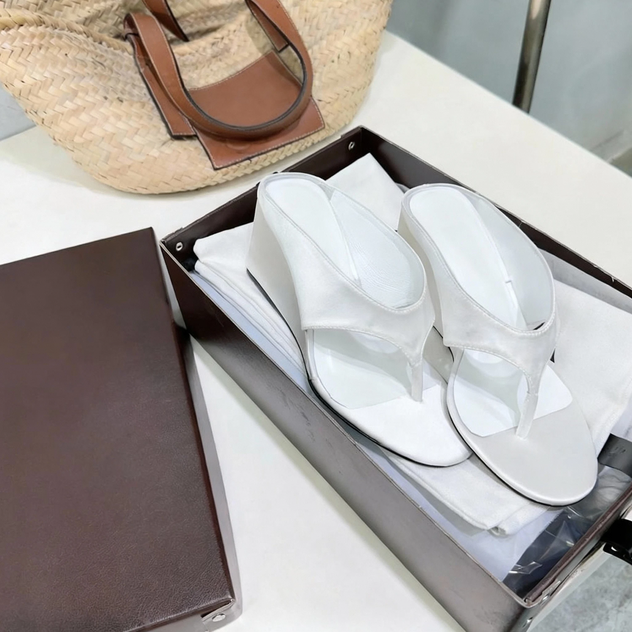 صنادل كعب عريض حريري صيفي جديد لعام 2025 بتصميم لامع لأصابع القدم، بالإضافة إلى النعال والبغال على شكل خاص #4