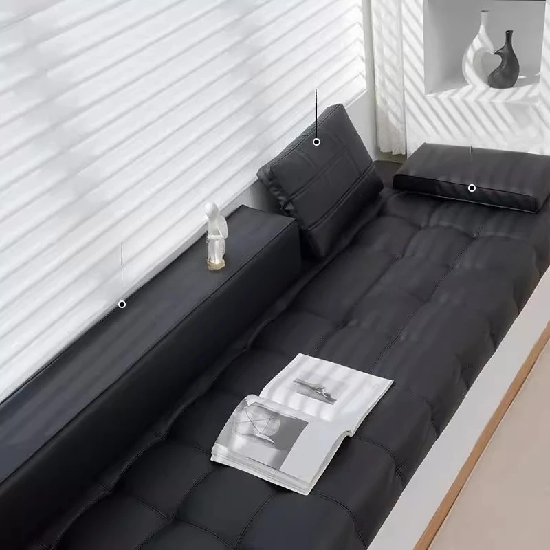 Wasserdichtes und schmutzabweisendes Lawrence-Punkt-Sofakissen aus ökologischem Leder im italienischen Stil für das Schlafzimmer mit Erkerfenster