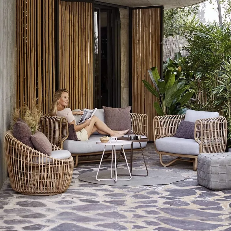 

Compact Versatile Compact VersatileCustomizable outdoor sofa