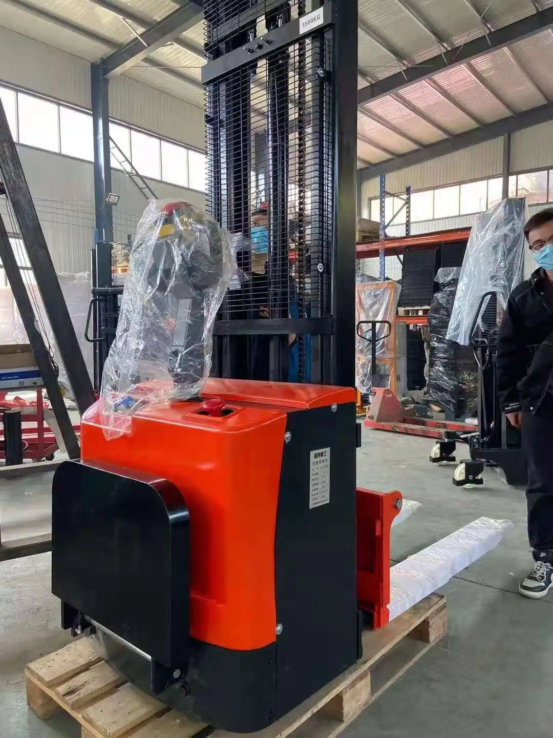 1.6m 1 ton  Forklift Pallet Stacker 1.5 Ton Lead-Acid Battery Solid Tires