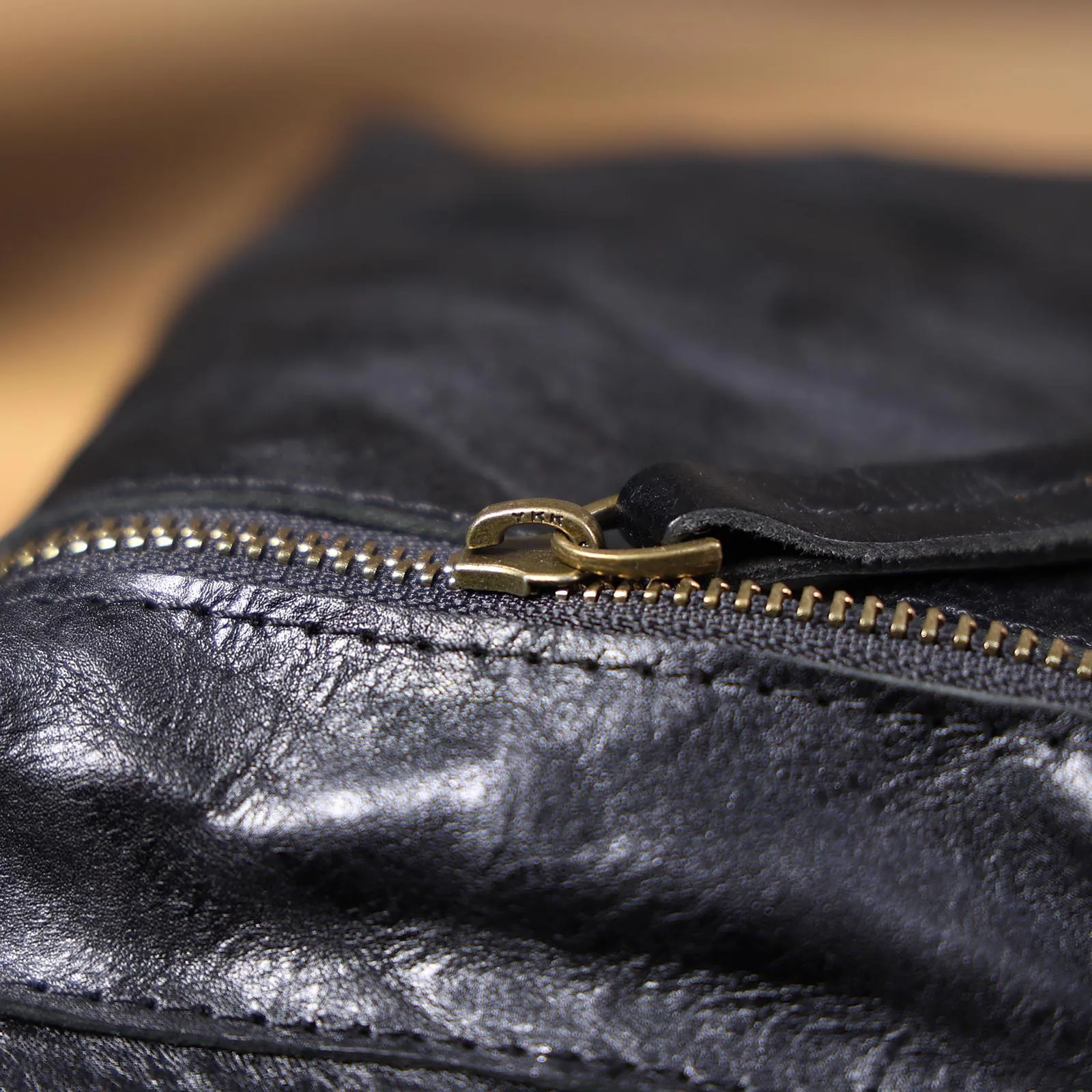 S.WORKER Vollnarbenleder-Umhängetasche für Herren, Vintage-Crossbody-Brusttasche aus pflanzlich gegerbtem Leder – Detail 16