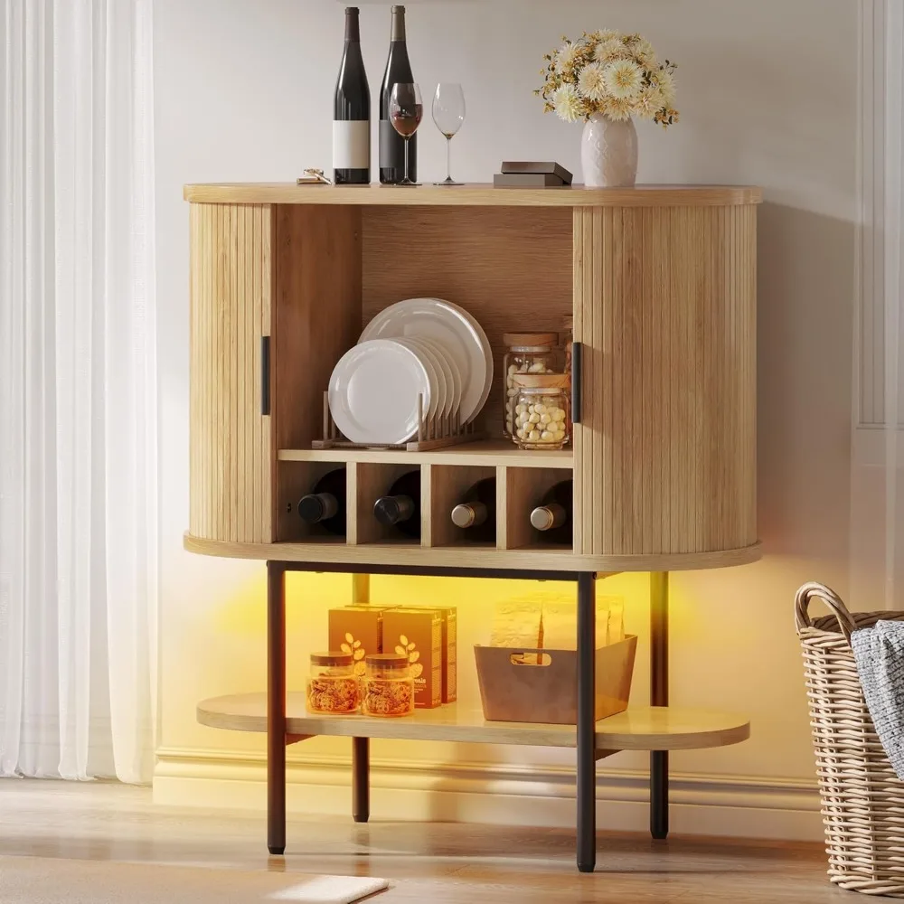 천연 오크 소재의 주방 또는 거실용 LED 조명, 슬라이딩 도어, 와인 랙 및 유리 홀더가 있는 모던 사이드보드 캐비닛