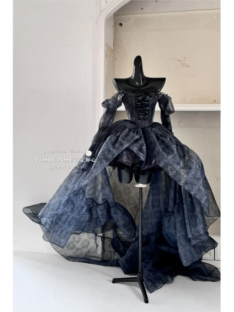 

New fashionable form-fitting haute couture blossom dress
