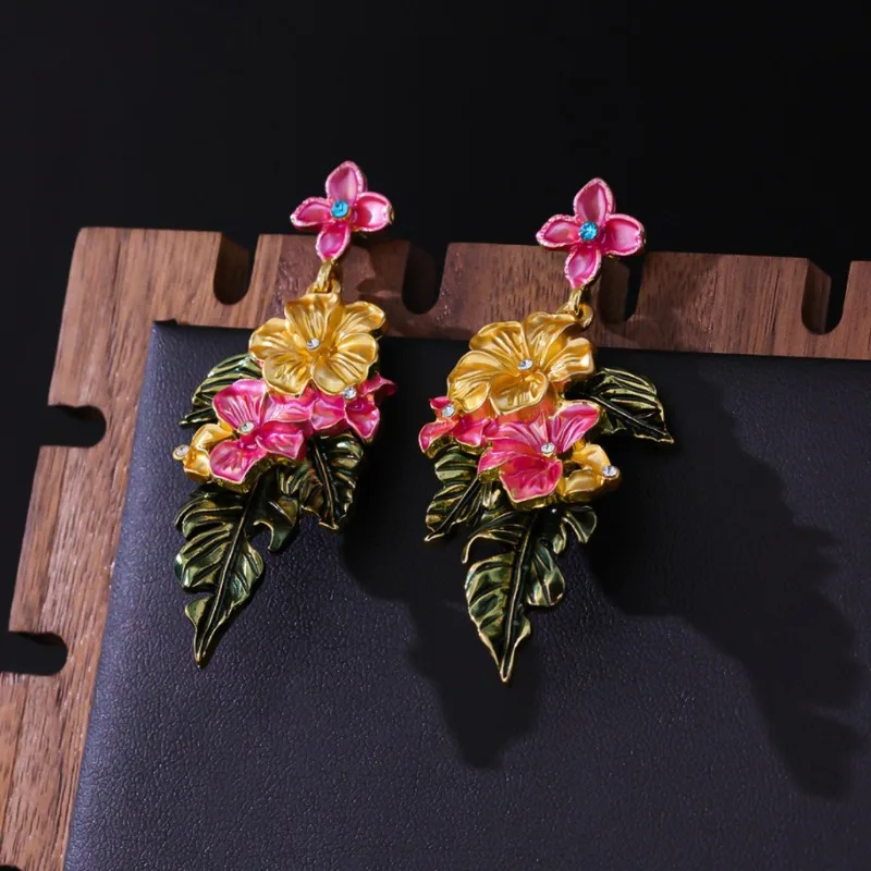 

Серьги-гвоздики с росписью в виде цветов и листьев, с эффектом бриллиантов, элегантные, с характером, винтажные, с эмалью