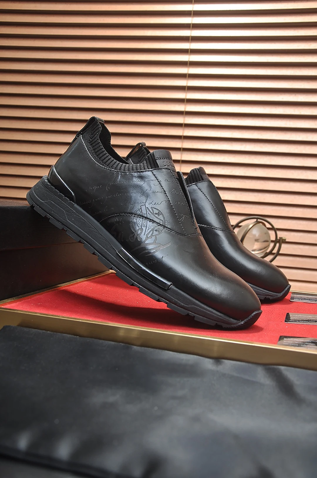 BLLIYOSS 1895 Men Shoes 2025 new Calf leather stitching  high quality Three dimensional relief sculpture Embossed badge pattern