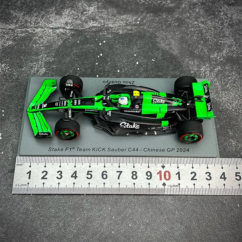 شرارة 1:43 متوفرة في المخزون، تشو قوانيو 2024 محطة شنغهاي Sobo C44 F1 نموذج محاكاة مصغر من الراتنج لسيارة السباق، زخارف للبالغين #5