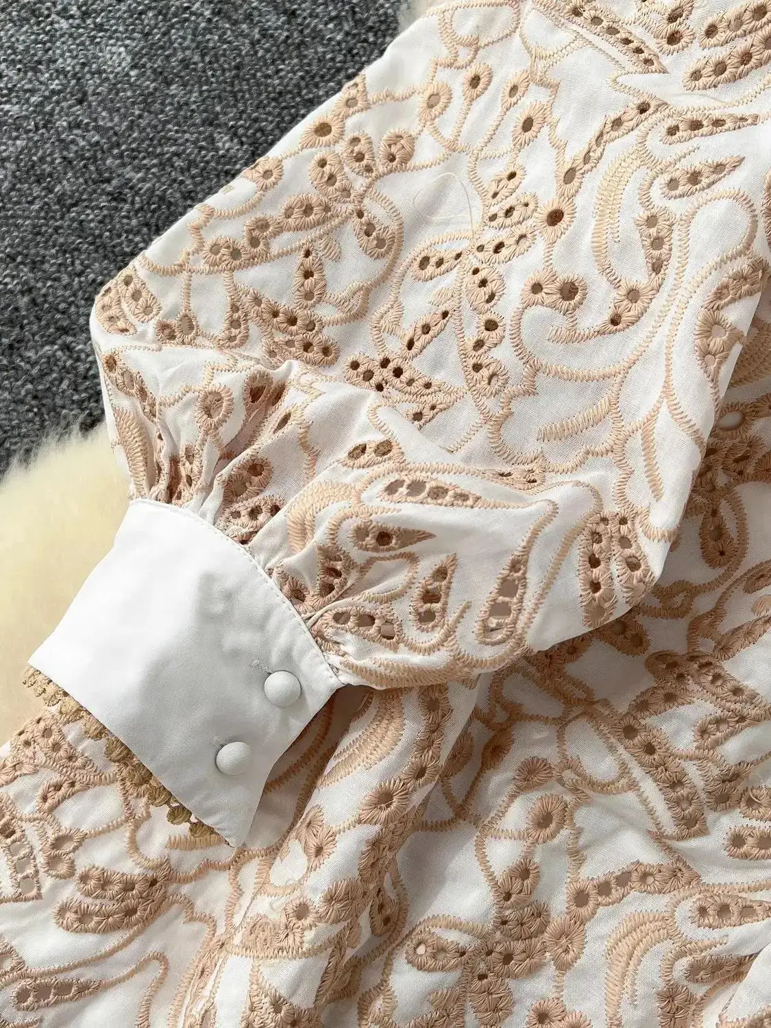 Abito longuette da donna di alta qualità con scollo a V e bottoni con cintura divisa Abito longuette francese vintage con ricamo floreale scollato in pizzo beige