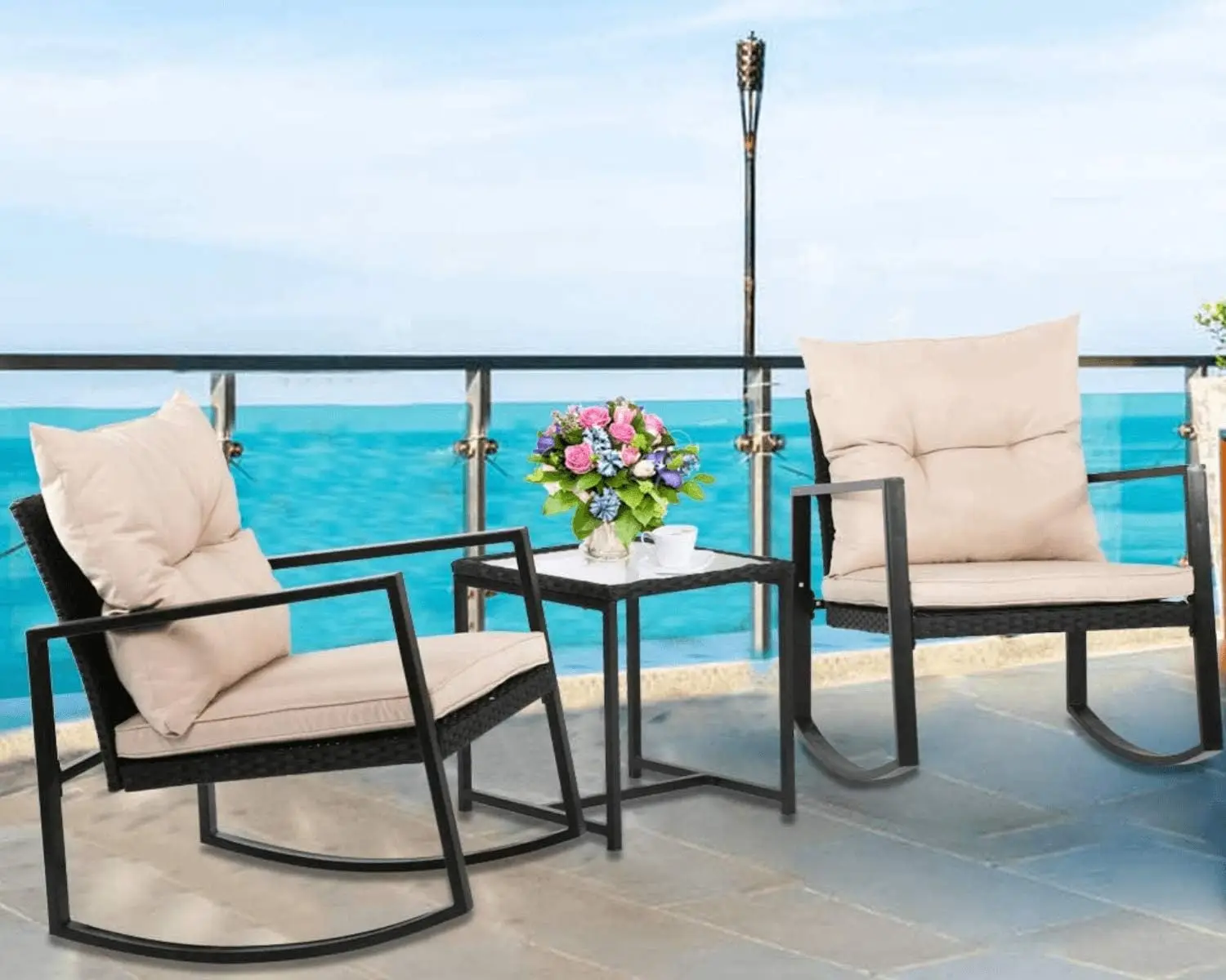 

Уличные кресла-качалки из 3 частей, современный Плетеный набор из патио из ПЭ ротанга для бистро с коричневой утолщенной подушкой и стеклянным журнальным столиком