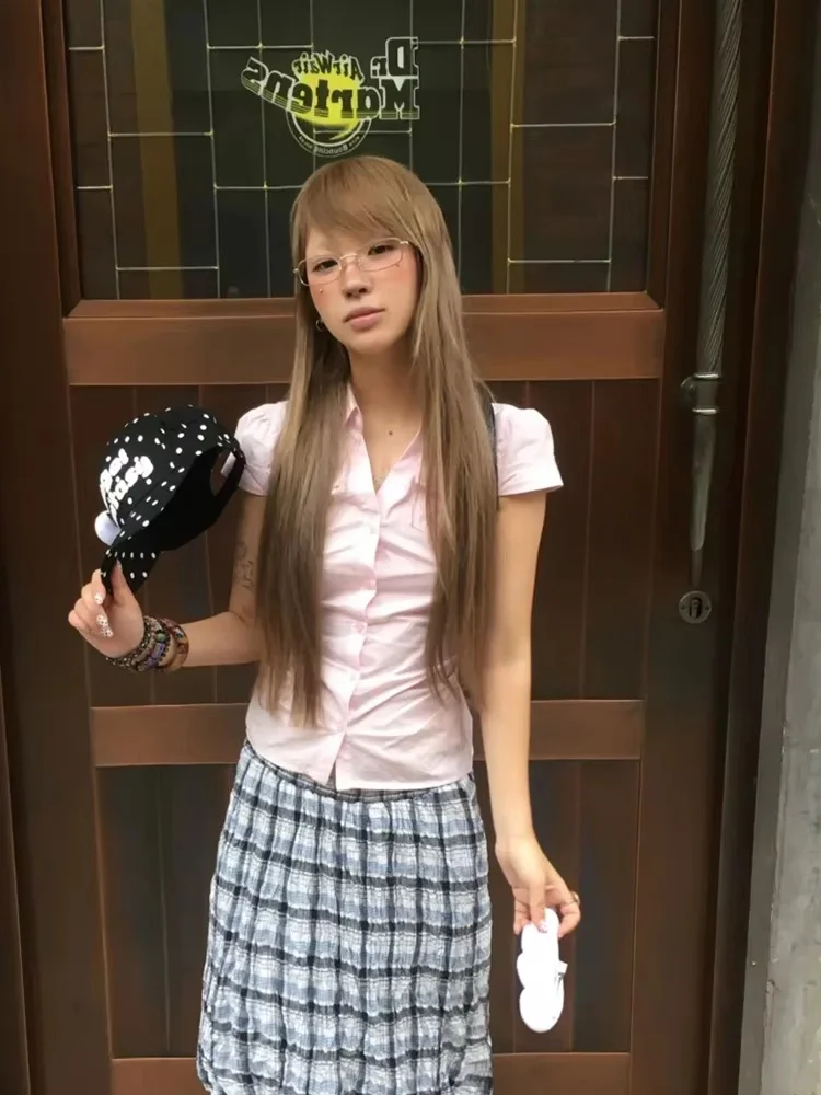 Damen Y2K Rosa Figurbetontes Kurzarmhemd mit Reverskragen, geraffter Taille, Taschendekor, schmaler Schnitt, süße Preppy-Bluse – Detail 5