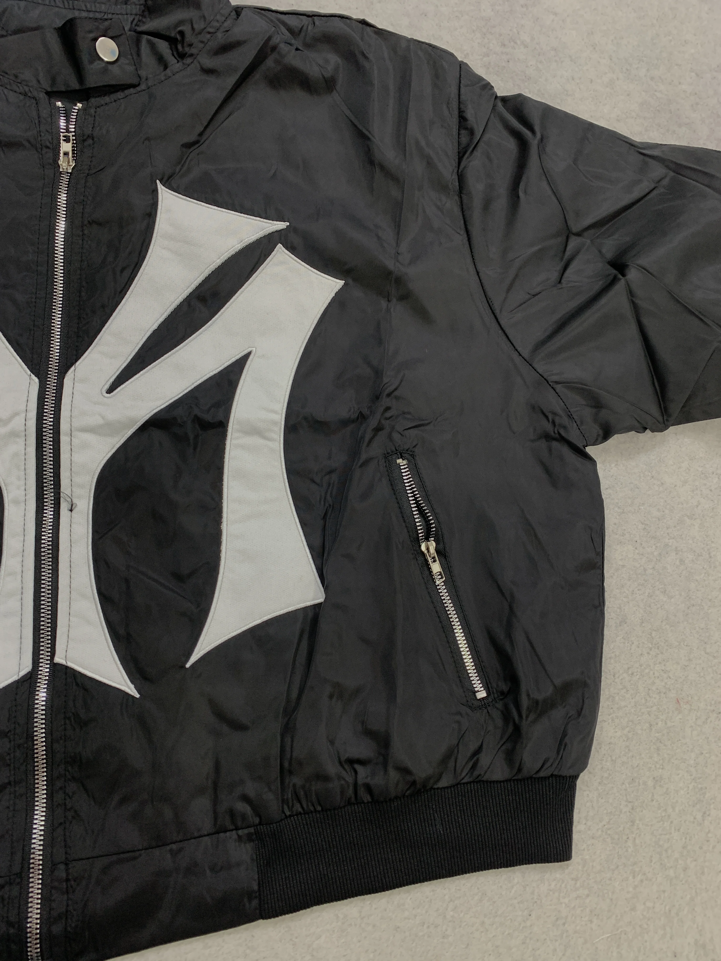 Kurze Jacke mit Oversize-Puffärmeln, Stehkragen, durchgehendem Reißverschluss, mehreren Reißverschlusstaschen und großem Logo-Print für Herren, Street-Skate-Alltagsoutfit. – Detail 5