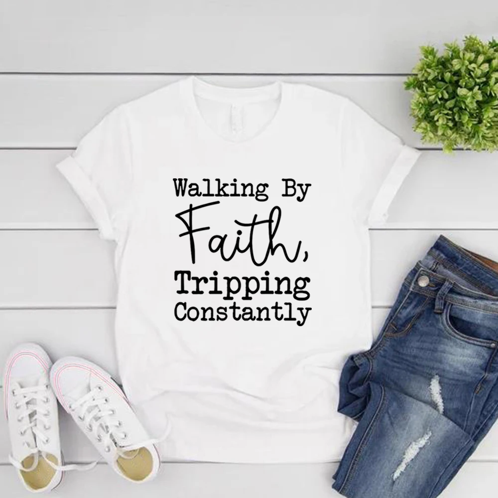 Walking By Faith Tripping T-shirt costantemente ispiratrice Camicia cristiana T-shirt grafiche a maniche corte da donna Regalo cristiano