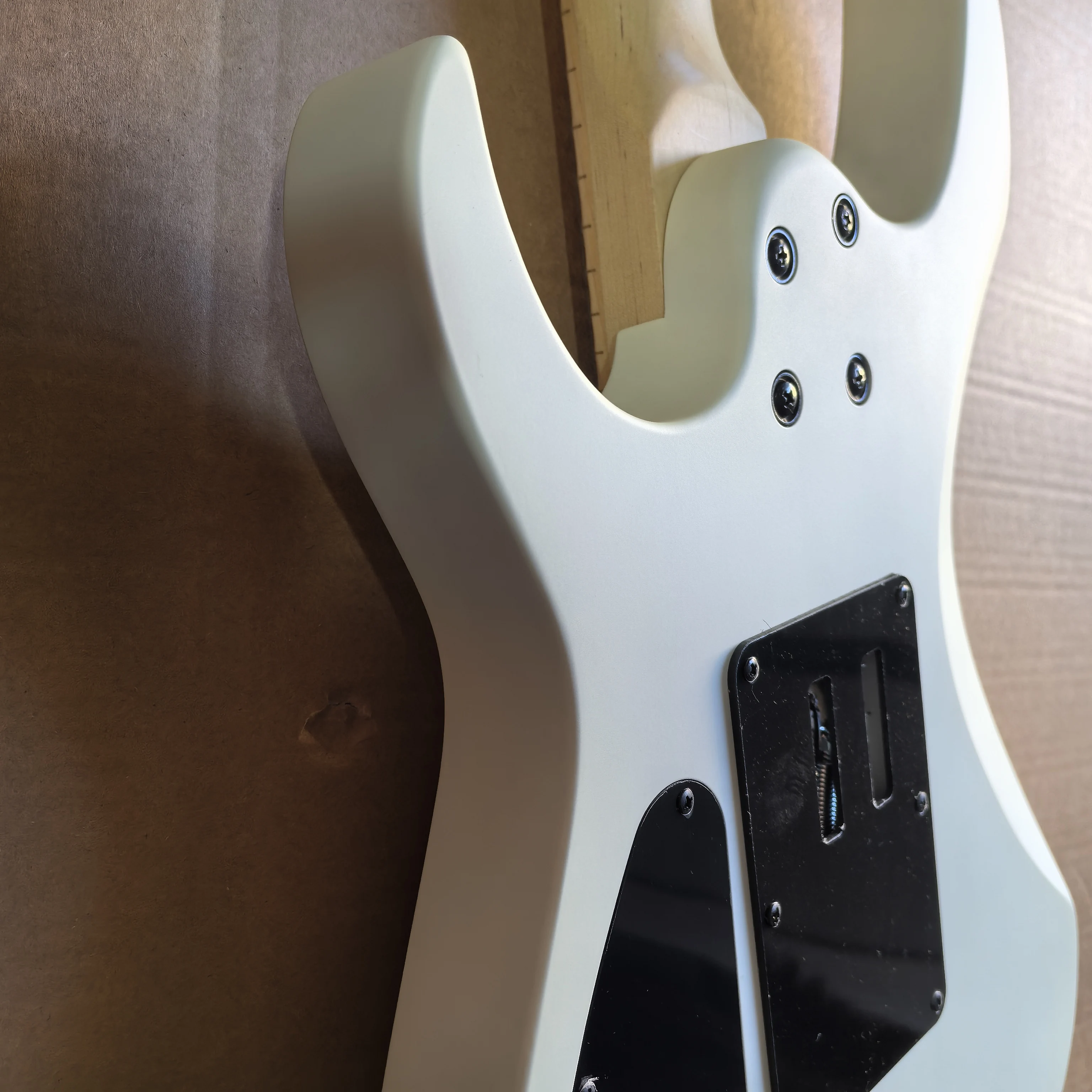 Factory seconds, matte white 24-fret 6-string electric guitar, mahogany body, maple fingerboard, in stock.