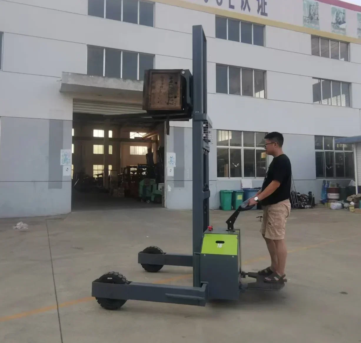 All-electric Rough Terrain Stacker Forklift  AC Motor 500kg Station Pallet Forklift Saves Manpower Pulling Truck Outdoor