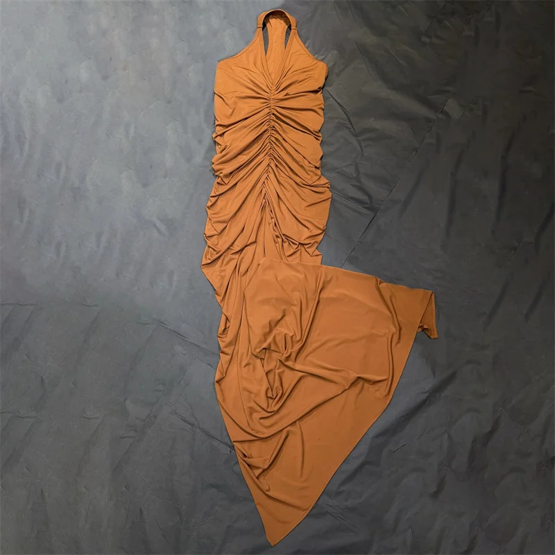 

Женское платье: Новое эластичное облегающее платье без рукавов для весны 2026 года, с асимметричными складками, подчеркивающее бедра, для банкетов и вечеринок