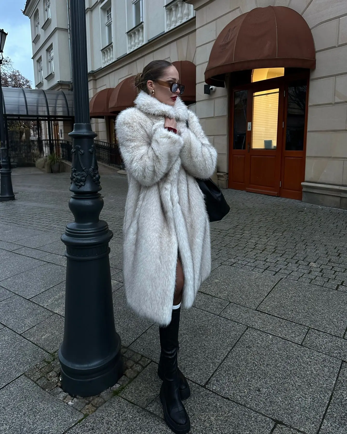 Women Ivory Long Faux Fur Coat Wide Lapel Collar Long Sleeve Relaxed Fit Plush Winter Outerwear with Pockets