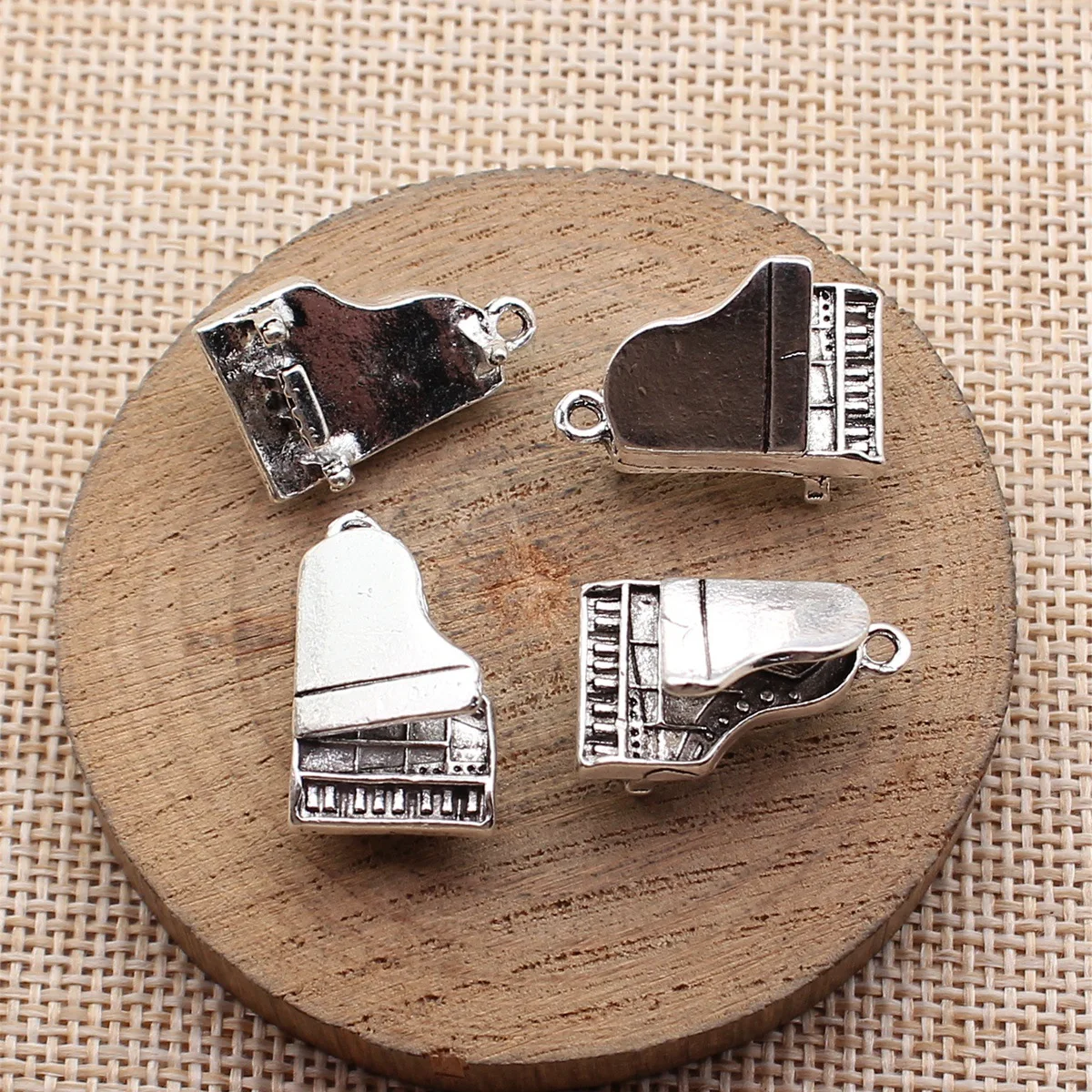 10 Stück 22 x 17 x 13 mm (0,87 x 0,67 x 0,51 Zoll) antiksilberfarbene Klavier-Anhänger, DIY-Schmuckherstellungszubehör