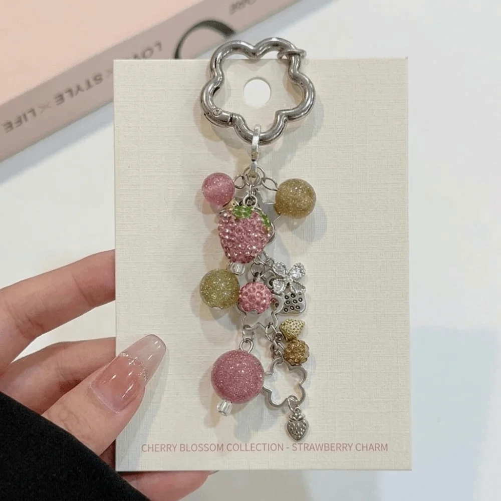 Süßer Legierungs-Erdbeer-Schlüsselanhänger Funkelnder Perlen-Handyanhänger Rosa Blumen-Hardware-Taschenanhänger für Damen – Detail 3