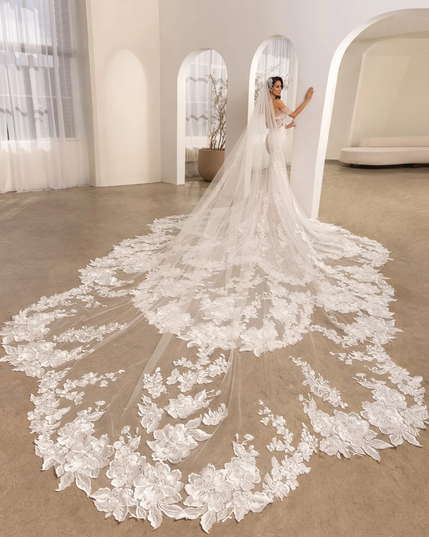 

Luxurious Mermaid Wedding Dresses Off Shoulder Lace Appliqued Bridal Gowns Sexy Button Back Long Train Female Vestidos De Mariee