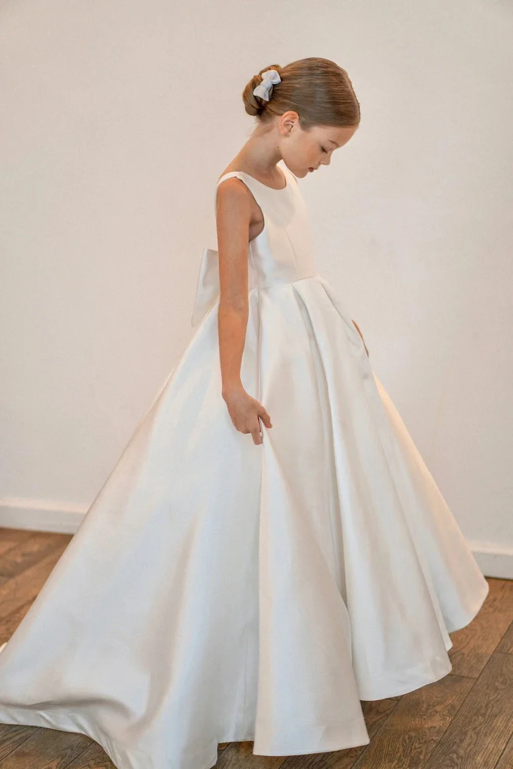Simple White Satin Birthday Party First Communion Dresses Sleeveless Flower Girl Dress for Wedding with Bow Elegant Ball Gowns