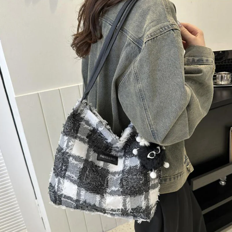 Large Capacity Plaid Bag Female New Fashion Casual Retro Commuter Tote Bag Niche Design Shoulder Bag Boutique Pendant Free