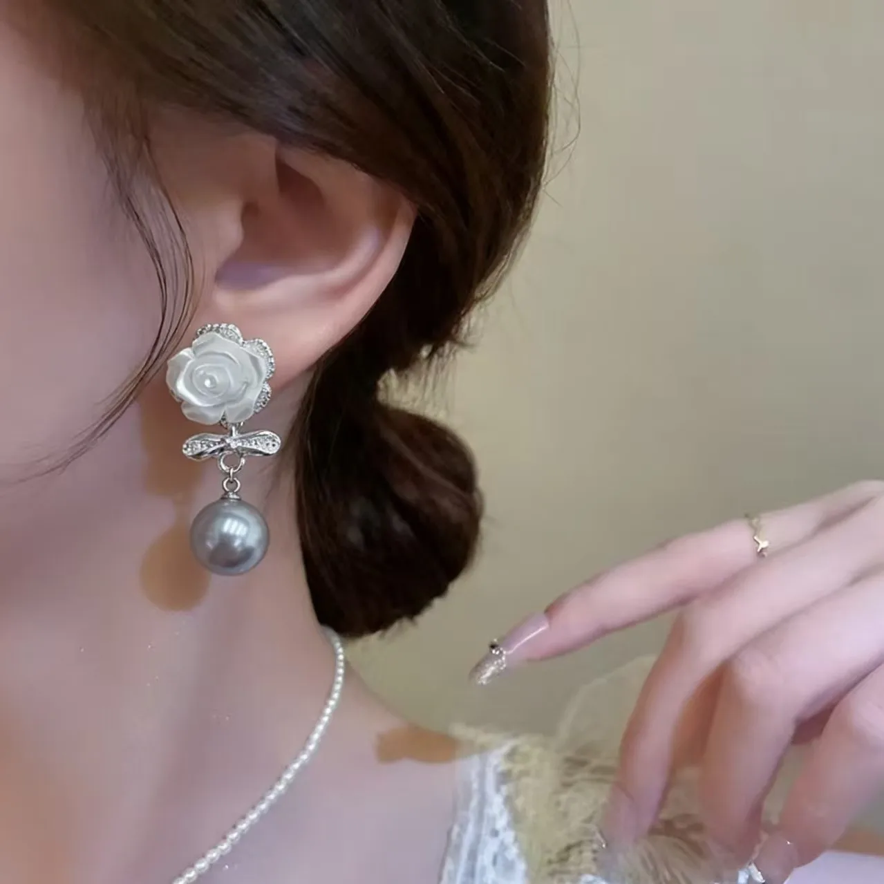 French style  Retro Luxury with a touch of elegance   Personality Subtle design sense  White Flower Spherical Alloy  Earrings