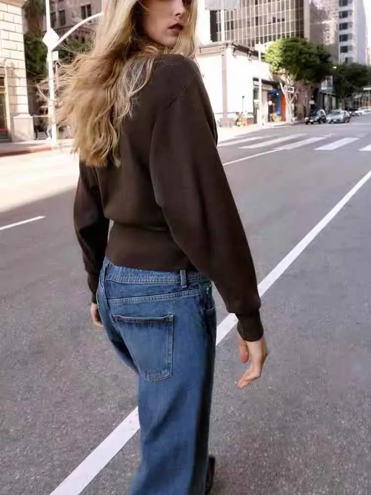 

2026 Новый женский W inter, новый модный вязаный топ с длинными рукавами и открытыми плечами, украшение на поясе, европейско-американский стиль