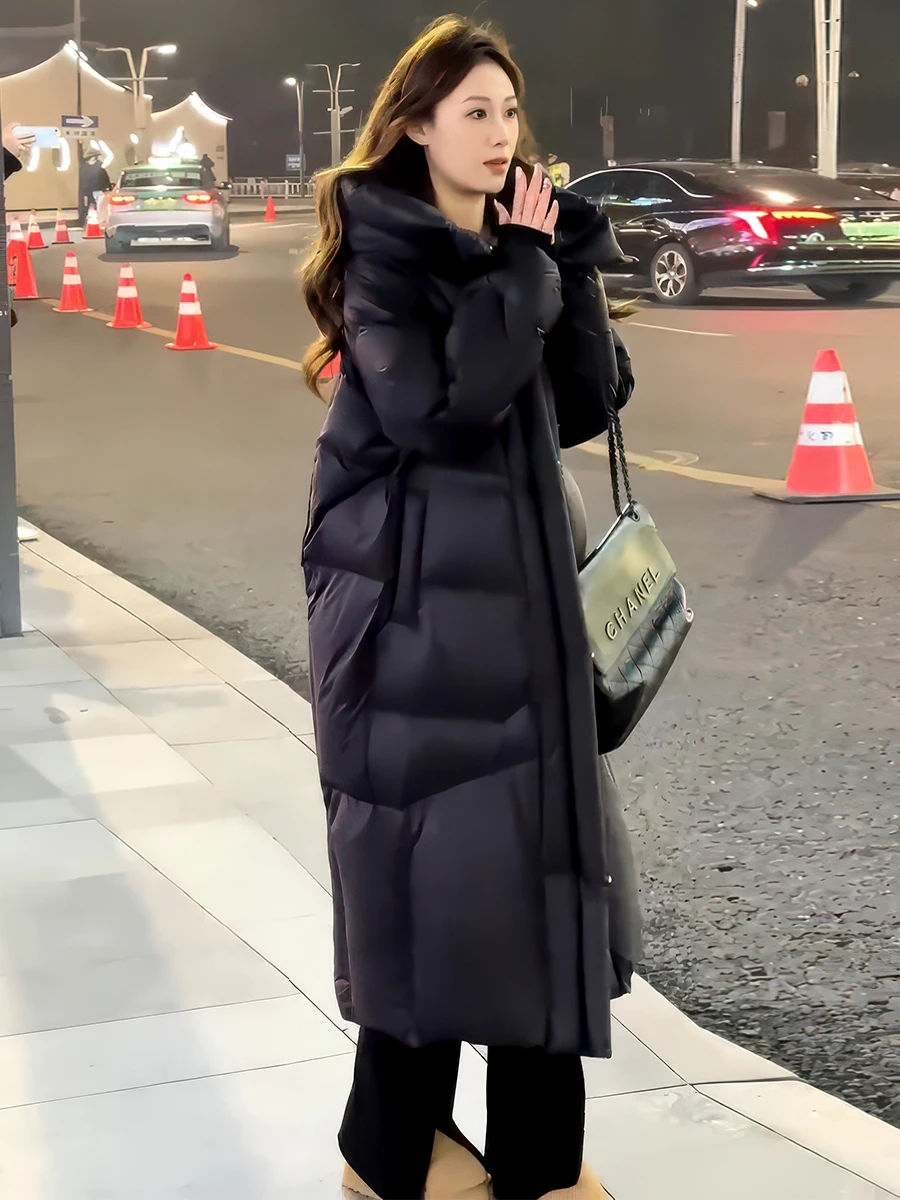 معطف نسائي طويل أبيض محشو بالريش الدافئ لشتاء 2024، معطف أنيق للتنقل اليومي مع قبعة