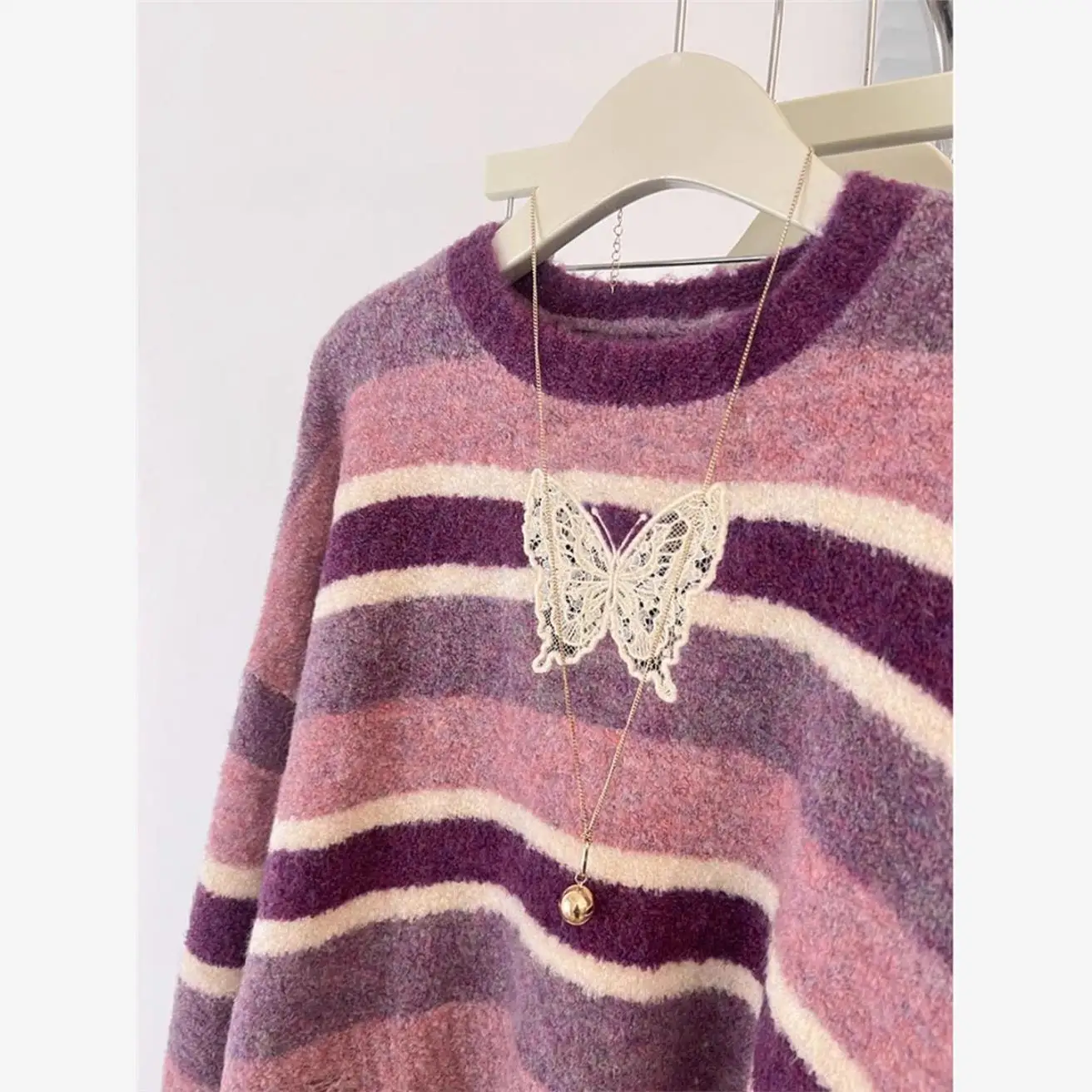 سترة نسائية قصيرة محبوكة 2025 جديدة لخريف وشتاء بتصميم أمريكي عتيق بألوان متباينة ومخططة مع فتحات