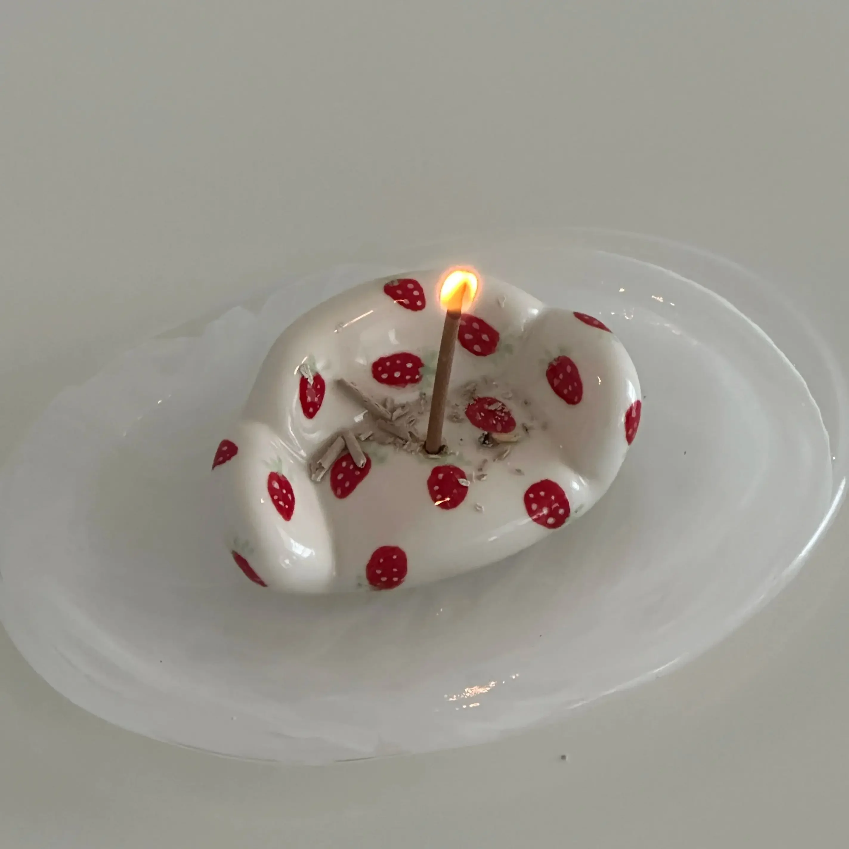 

Cute hand-painted Strawberry Ceramic Sofa Fragrance Insertion Ornament Incense Insertion Seat Decoration Aromatherapy Storage
