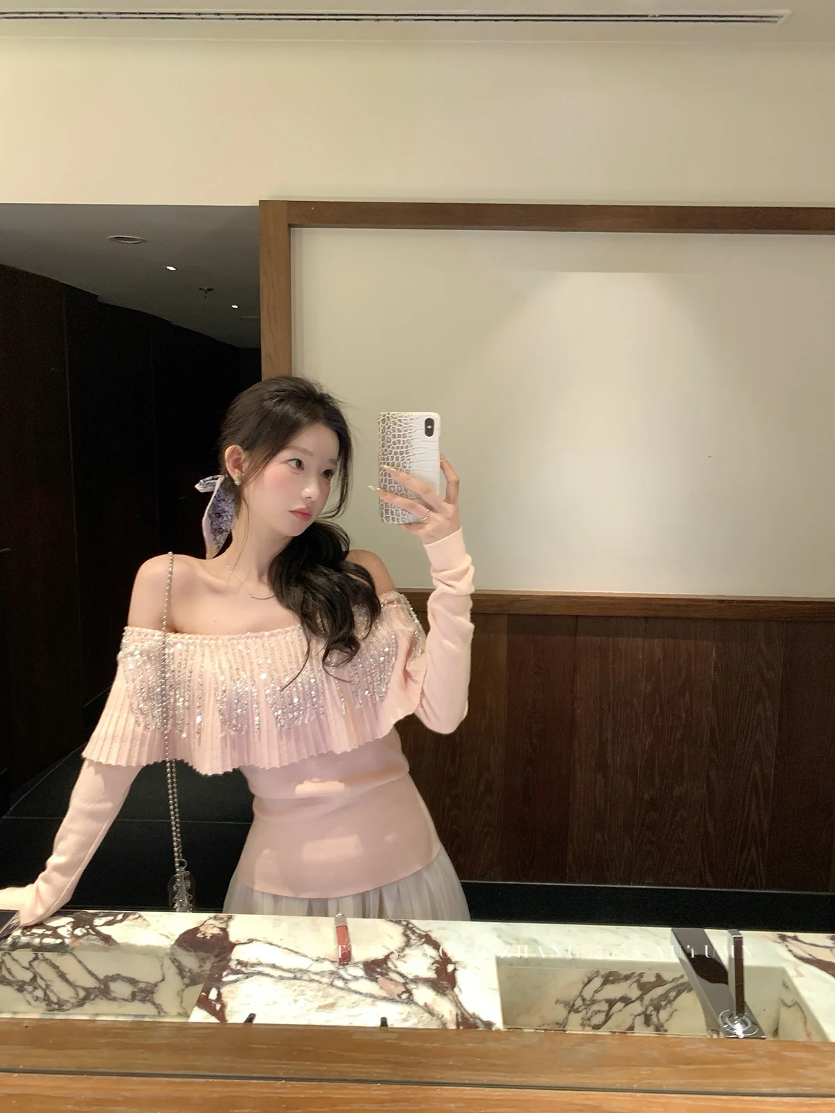 

Вязаный свитер Yoyozhang Zhang Yuyu Flowing Dr Pink с одним открытым плечом, женский, приталенный, зимний топ, простой, с длинным рукавом