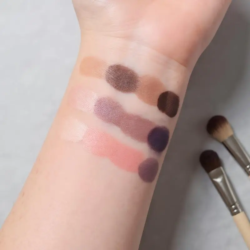 1 szt. Paleta Cieni do Powiek Cappuvini Matte Velvet 4 Kolory z Eyelinerem, Rozświetlaczem i Konturówką, Uroczy Zestaw Kosmetyków do Makijażu Oczu