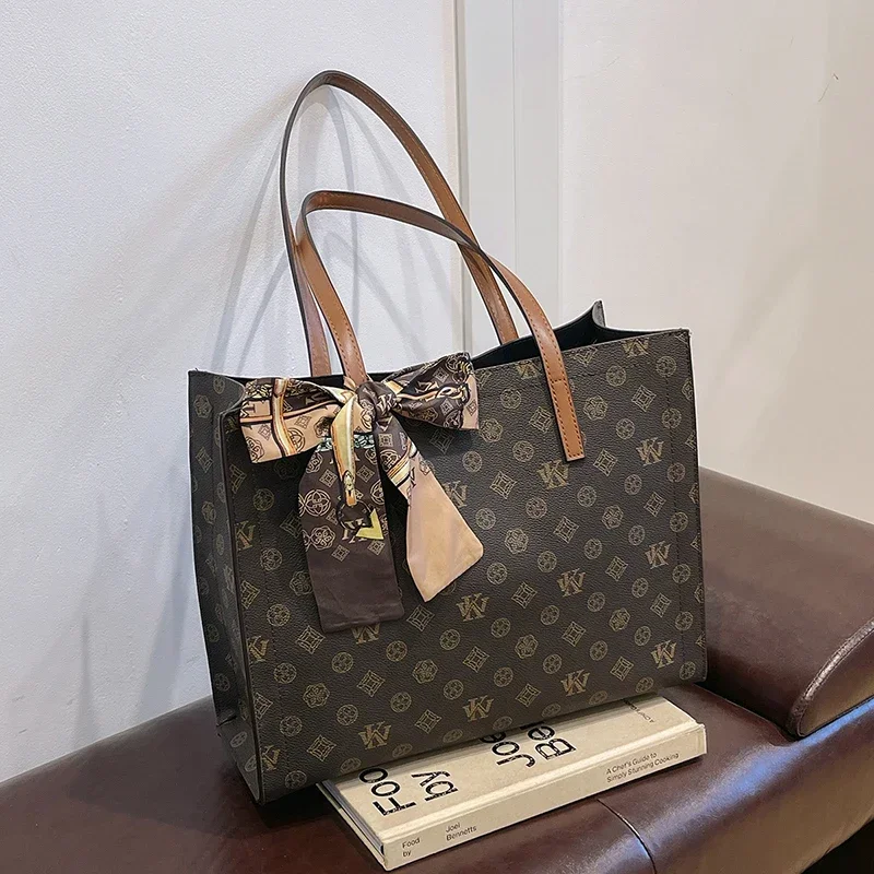 

Classic Women's Messenger Bag Premium Leather Crossbody Shoulder Handbag Luxury Designer Brand Elegant Stylish Purse