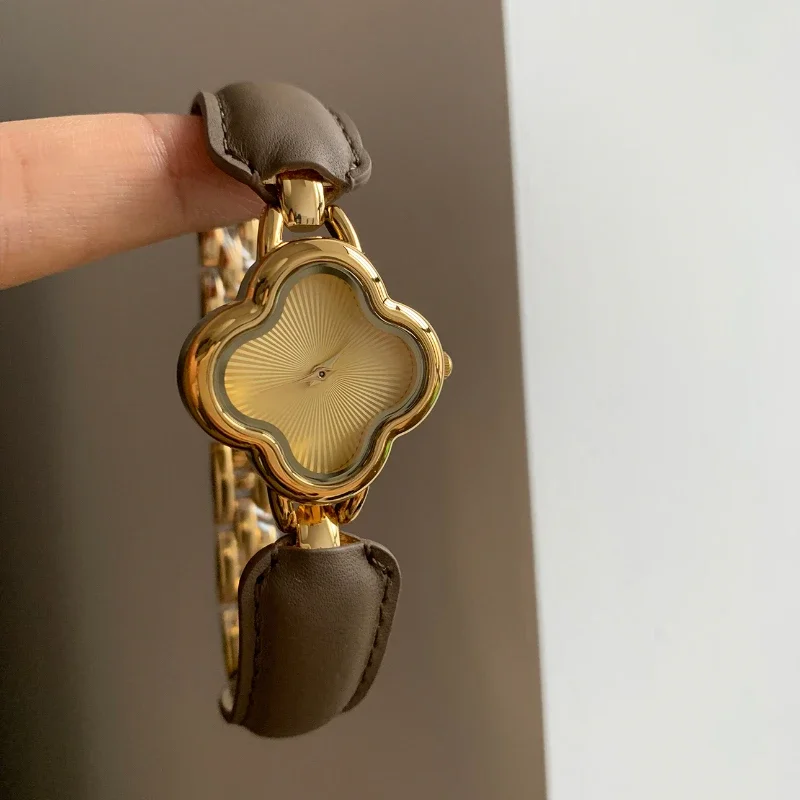 Reloj chapado en oro para mujer, pulsera de lujo con esfera de trébol, correa de cuero, superficie tallada, estilo elegante, novedad de 2024