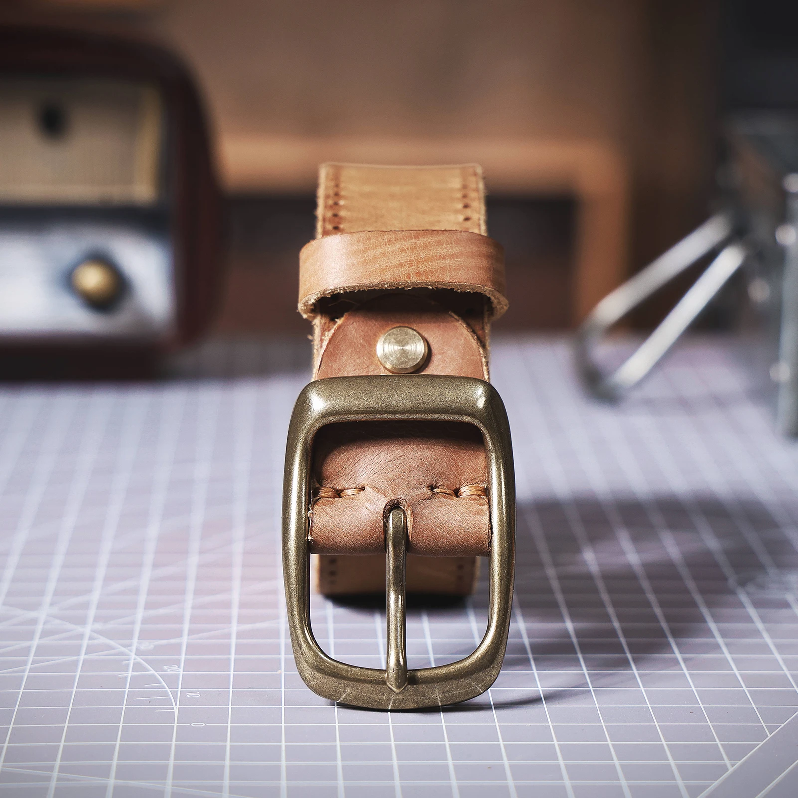 S.WORKER Vintage-Herren-Gürtel aus echtem Leder, Vollnarbenleder, lässiger, klassischer Jeansgürtel mit Messing-Dornschließe, Geschenkbox – Detail 16