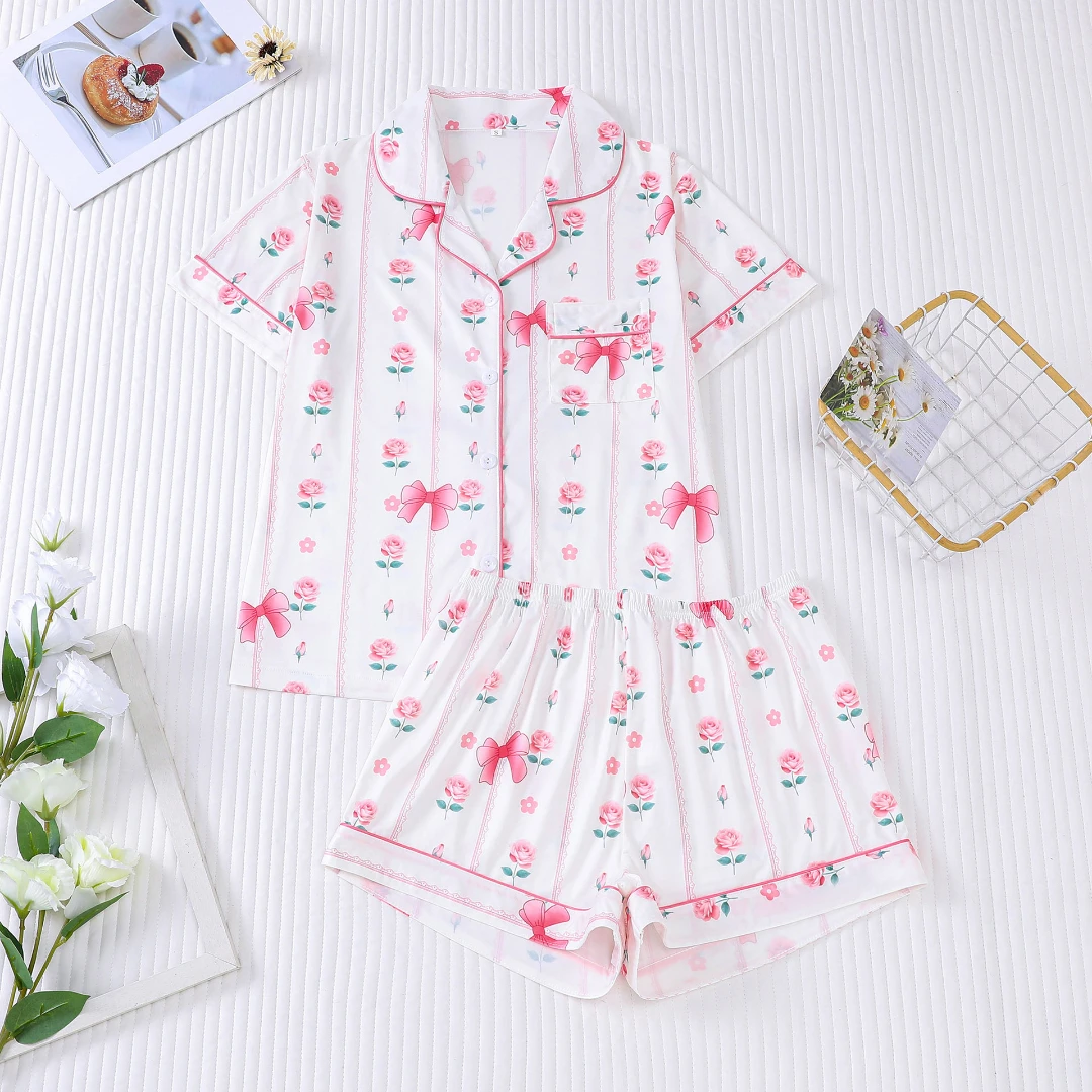 

Комплект домашней одежды на День святого Валентина: розовая пижама с принтом бантов и роз, с отложным воротником, короткий рукав, шорты