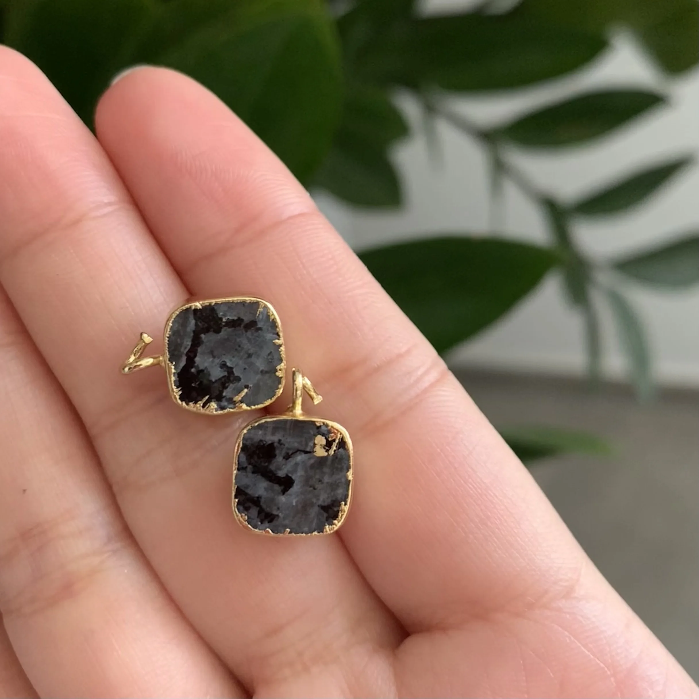 

WT-JF300 Natural Black Labradorite Stone Earring Finding 10MM Square Shape Stone For Women Making Dainty Jewelry Earring Stud