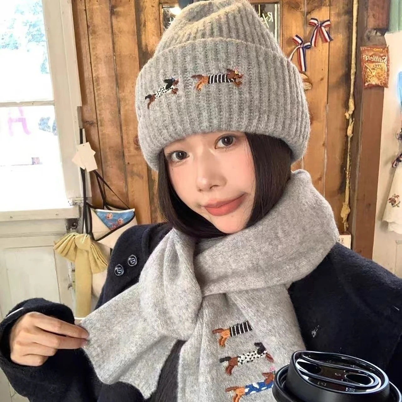 Gorro bordado con perro bonito para mujer, gorro cálido de punto grueso para invierno, gorro de ganchillo con protección para los oídos antifrío a prueba de viento para mujer