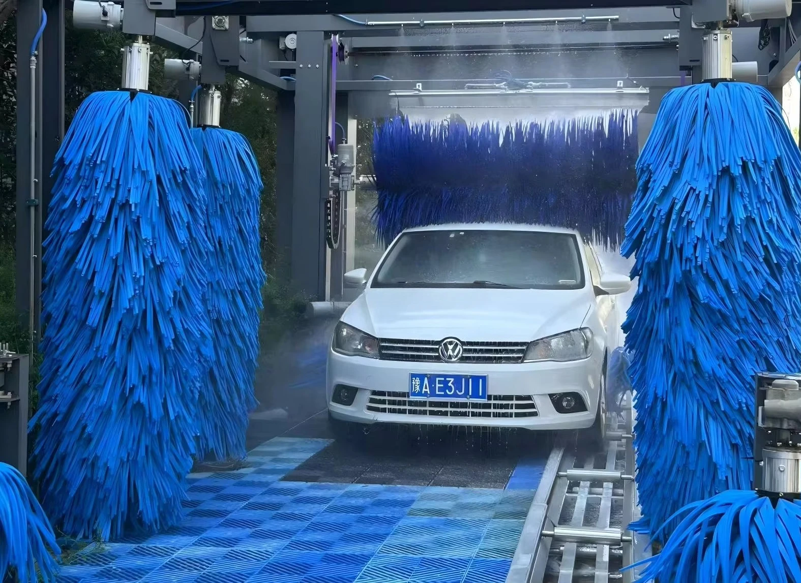 نظام غسيل السيارات الأوتوماتيكي متعدد الوظائف مع نقع مسبقًا وتطبيق الشمع الرغوي الثلاثي