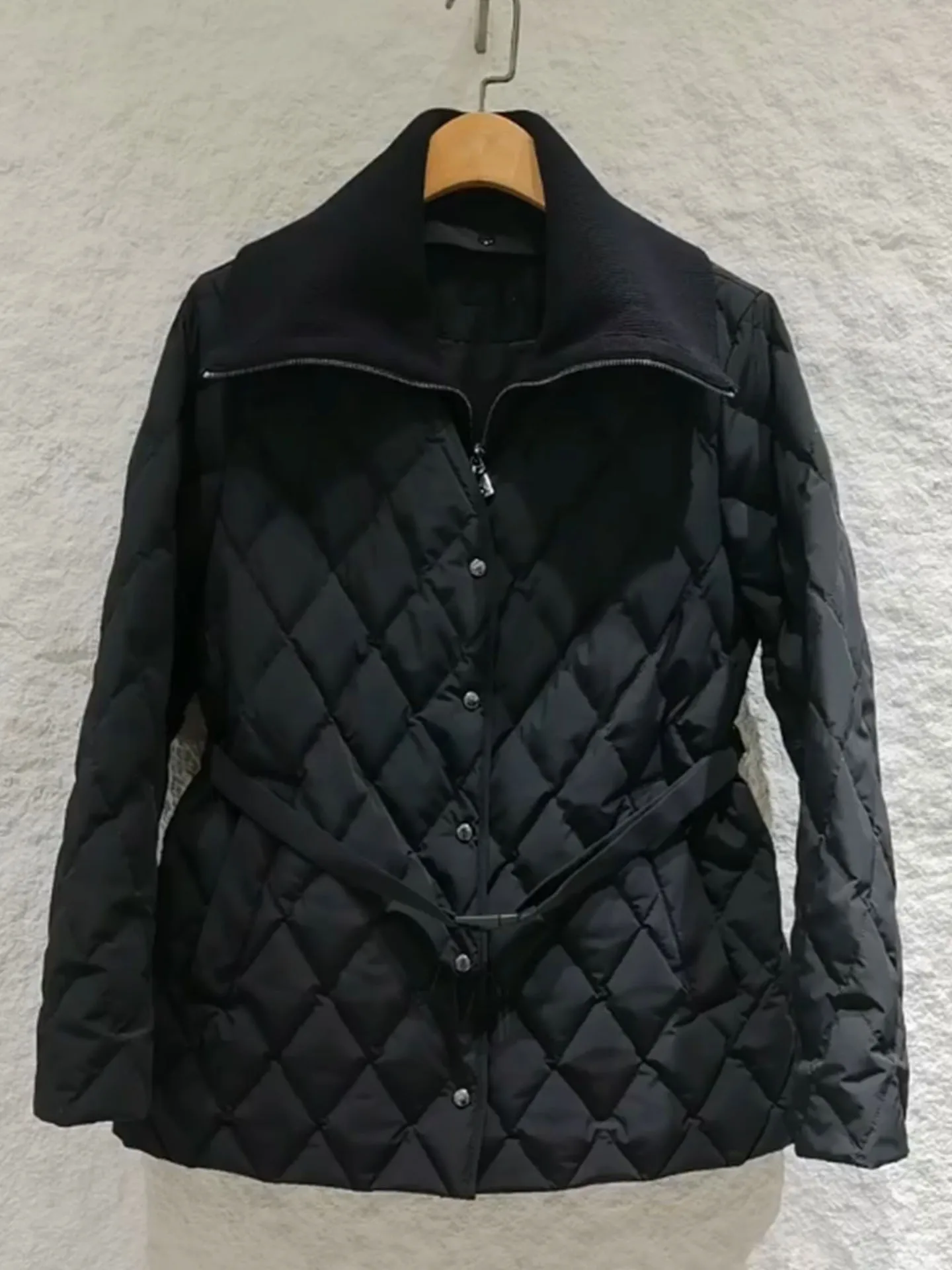 

Женский пуховый топ Sli Knitted Bla с ромбовидным узором и поясом на талии, подчеркивающий воротник, новинка 2025, зима, высококачественное ощущение...