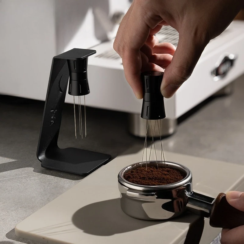 

Ручной дозатор для кофе с регулируемым углом наклона иглы для разбивания комков кофейного порошка и равномерного распределения.