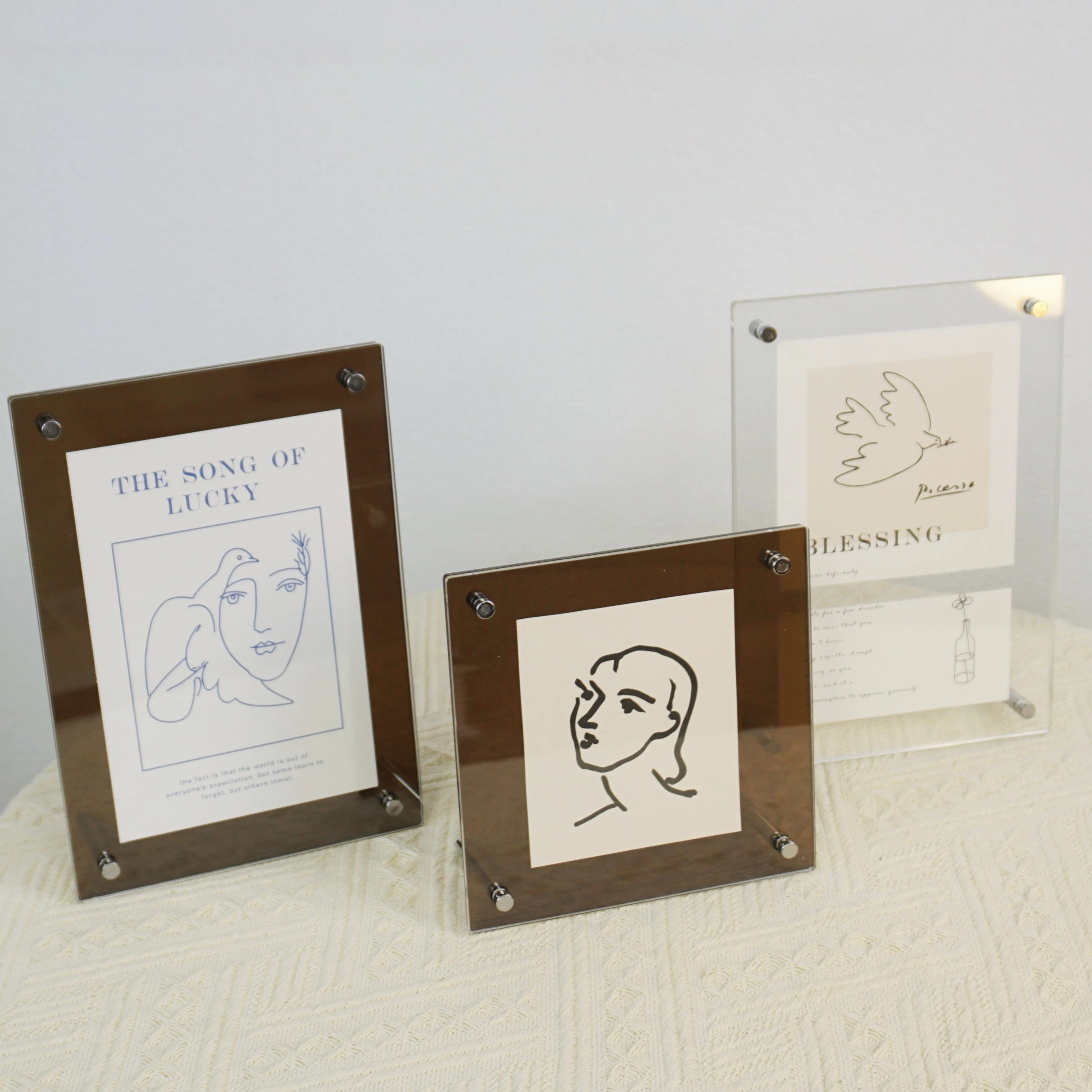 

Acrylic Picture Frames,Clear Desk Picture Frames w/h Stand,Modern Frameless Floating Frames for Desktop Display Gift Home Office