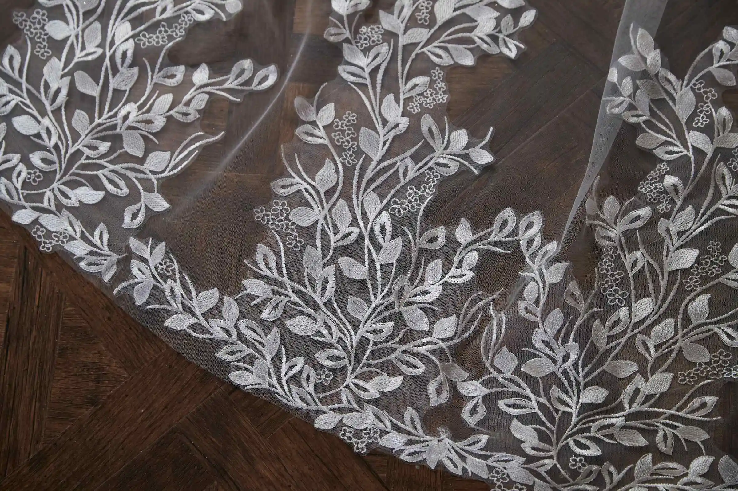 حجاب الزفاف الطويل طبقة واحدة حجاب الزفاف مع مشط طول الكاتدرائية الدانتيل يزين حافة اكسسوارات العروس المخصصة