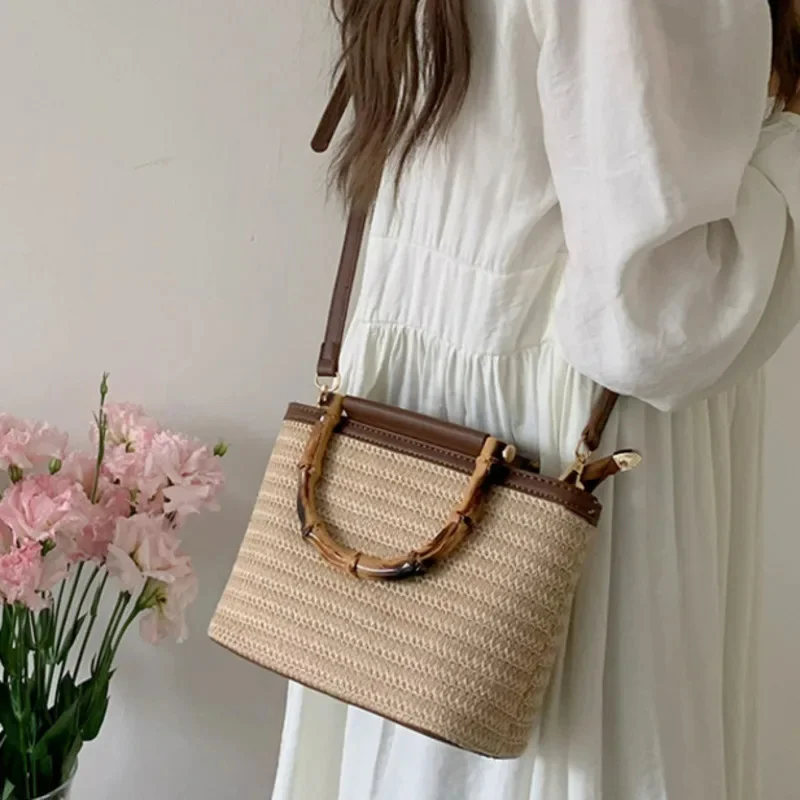 

Fashion Vacation Beach Bag Bamboo Knot Handle Tote Bag Woven Messenger Bag Luxury Lightweight Crossbody Purse Women Straw Bag