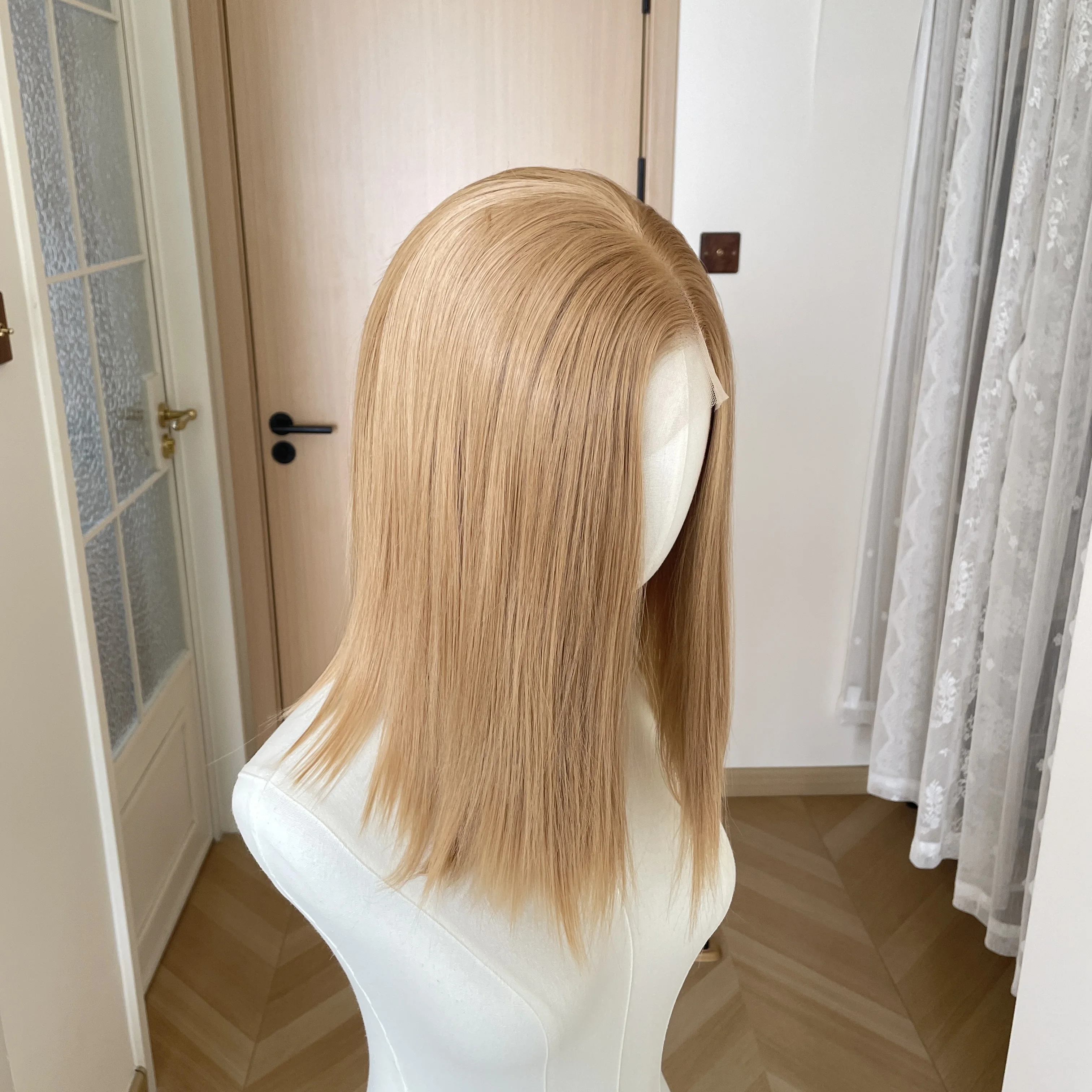 Honey Brown Shoulder Length Synthetic Lace Front Wigs for Women 13x4 Glueless Middle Part Synthetic Wigs 150% Density Natural